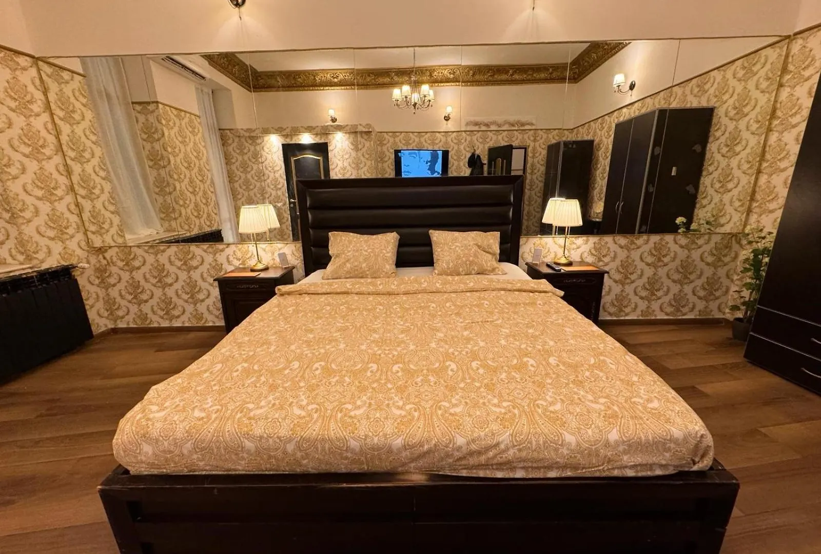 בוקרשט The King Suite With Balcony View Piata Romana 0*,